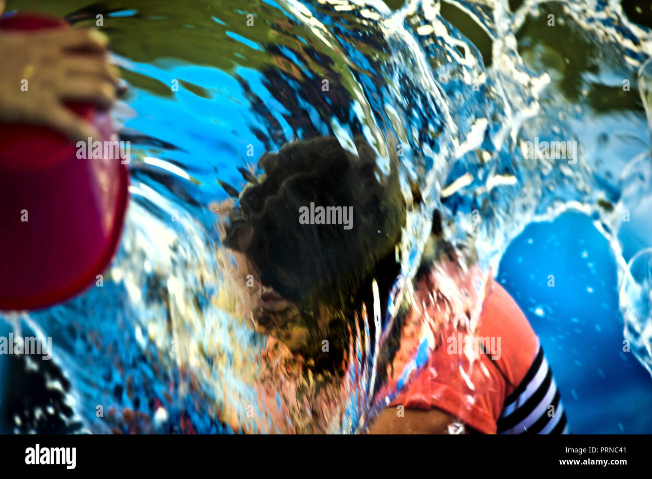 Portland, Oregon, USA. 4 Août, 2015. Kaitlin Mote, 12 ans, est dépassé par une vague d'eau lancée par un ami pendant une soirée nationale Block Party à Providence dans Parc Knickerbocker unique, ludique et l'éducation afin d'aider à promouvoir la sécurité communautaire. Credit : L.E. Baskow/ZUMA/Alamy Fil Live News Banque D'Images