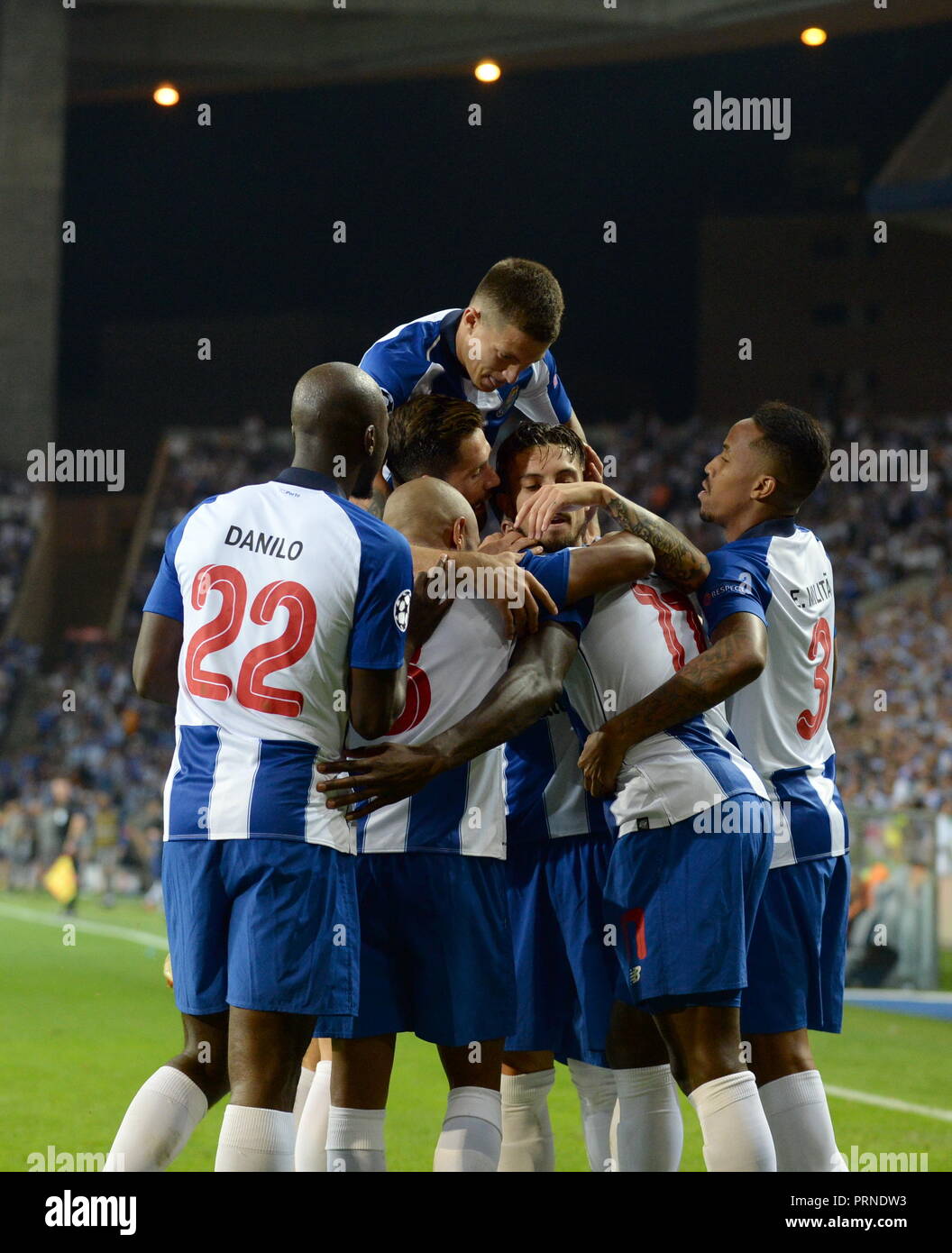 (181004) -- Porto, 4 octobre 2018 (Xinhua) -- Les joueurs de Porto célébrer marquant au cours de l'UEFA Champions League Groupe D match entre le FC Porto et Galatasaray au stade du Dragon de Porto, Portugal, le 3 octobre 2018. Porto a gagné 1-0.(Xinhua/Zhang Liyun) Banque D'Images