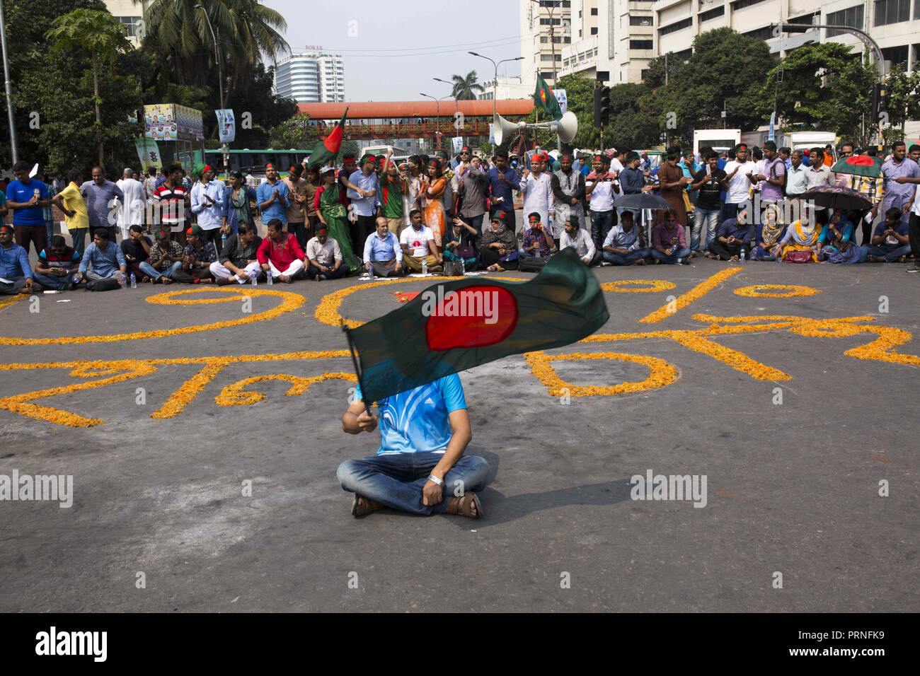 Dhaka, Bangladesh. 4ème Oct, 2018. DHAKA, BANGLADESH - 04 OCTOBRE : manifestants crier des slogans et bloquer l'intersection Shahbagh comme ils demandent de rétablir un quota de 30  % pour les combattants de la liberté' les enfants et petits-enfants à Dhaka, Bangladesh, le 04 octobre 2018.Selon les médias locaux, le Bandgladeshi le cabinet a approuvé une décision du comité du gouvernement d'abolir le système actuel des quotas pour la classe-I et II de l'emploi dans la fonction publique. Zakir Hossain Chowdhury Crédit : Fil/ZUMA/Alamy Live News Banque D'Images