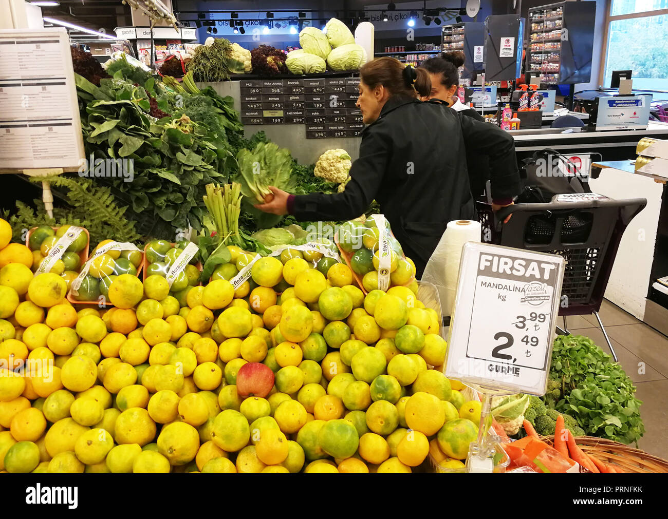 Istanbul, Turquie. 4ème Oct, 2018. Les clients à choisir des légumes dans un supermarché à Istanbul, Turquie, le 4 octobre 2018. Taux d'inflation annuel de la Turquie a augmenté de près de 25 pour cent en septembre dans un contexte de crise qui a entraîné une augmentation des prix, les données officielles ont montré mercredi. Crédit : Il Canling/Xinhua/Alamy Live News Banque D'Images