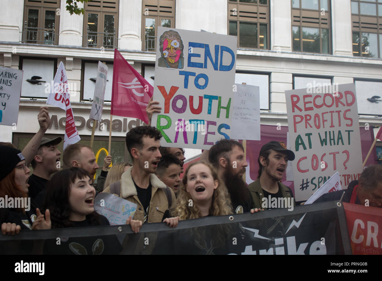 Londres, Royaume-Uni. 4 octobre, 2018. Les travailleurs employés de McDonald's, JD Wetherspoon et TGI Fridays et UberEats riders ont pris part à une grève à Leicester Square plus de payer £10 campagne pour un hou, un terme à l'heure zéro et plus équitable des contrats de crédit conseils : amer ghazzal/Alamy Live News Banque D'Images