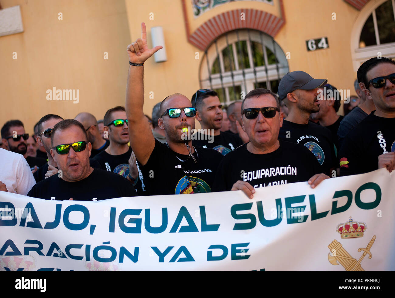 Les protestataires prennent part à une manifestation à l'appui des agents de police et gardes civils attaqués par des manifestants pro indépendance pendant les affrontements à une manifestation organisée par JUSAPOL en Catalogne le 29 septembre. L'association formée par les membres de la police nationale espagnole et gardes civils, du nom JUSAPOL la demande, l'égalité des salaires pour toutes les forces de police en comparaison avec les forces de police autonomes espagnoles. Banque D'Images