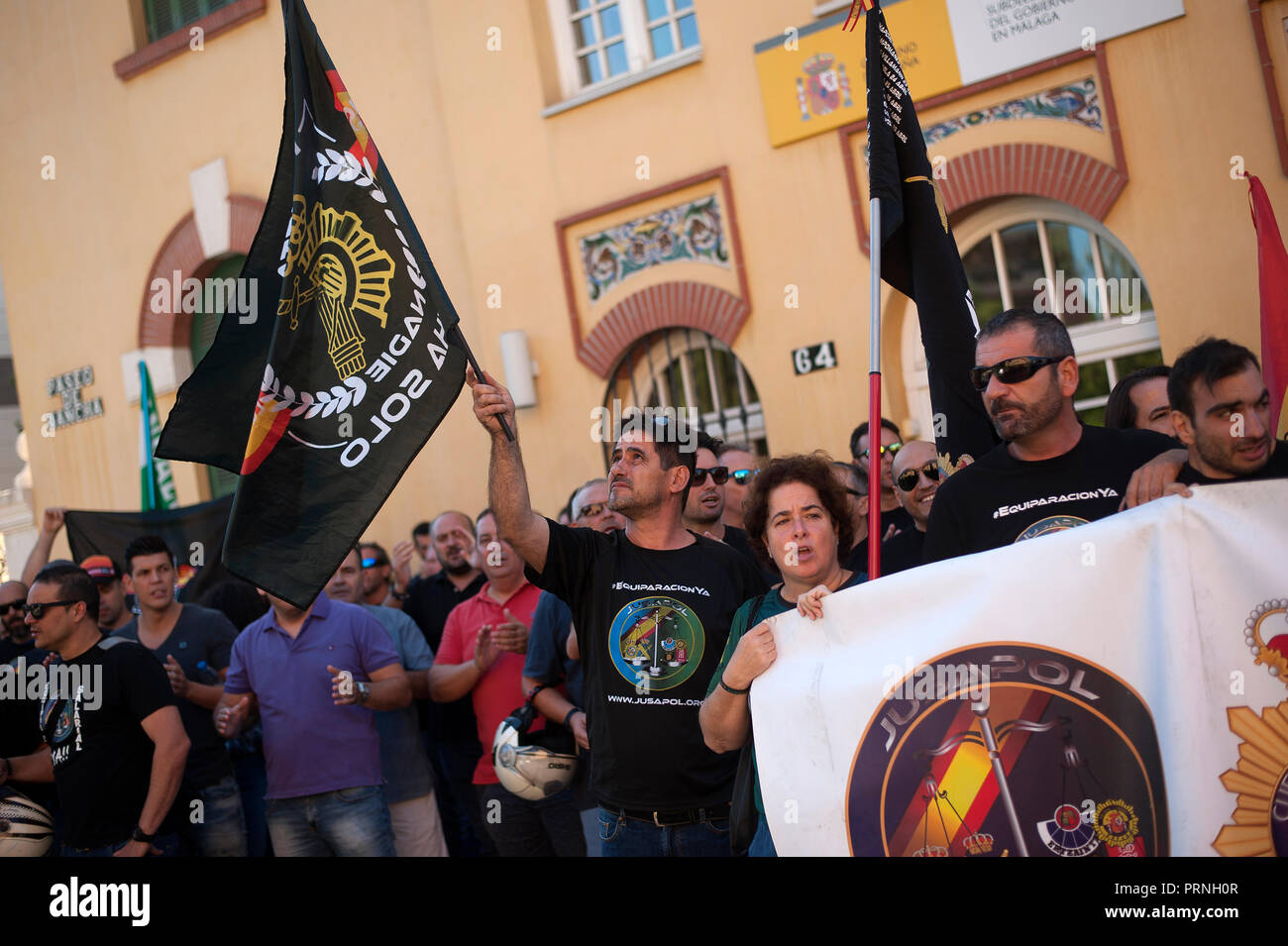 Un protestataire vagues un drapeau qu'il prend part à une manifestation à l'appui des agents de police et gardes civils attaqués par des manifestants pro indépendance pendant les affrontements à une manifestation organisée par JUSAPOL en Catalogne le 29 septembre. L'association formée par les membres de la police nationale espagnole et gardes civils, du nom JUSAPOL la demande, l'égalité des salaires pour toutes les forces de police en comparaison avec les forces de police autonomes espagnoles. Banque D'Images