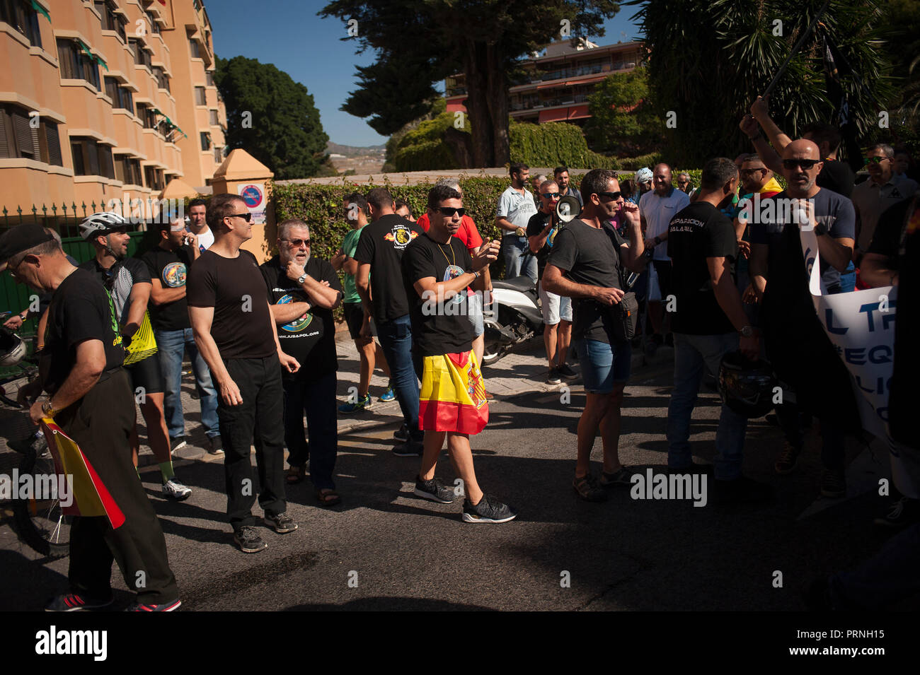 Les protestataires sont vus criant des slogans qu'ils prennent part à une manifestation à l'appui des agents de police et gardes civils attaqués par des manifestants pro indépendance pendant les affrontements à une manifestation organisée par JUSAPOL en Catalogne le 29 septembre. L'association formée par les membres de la police nationale espagnole et gardes civils, du nom JUSAPOL la demande, l'égalité des salaires pour toutes les forces de police en comparaison avec les forces de police autonomes espagnoles. Banque D'Images