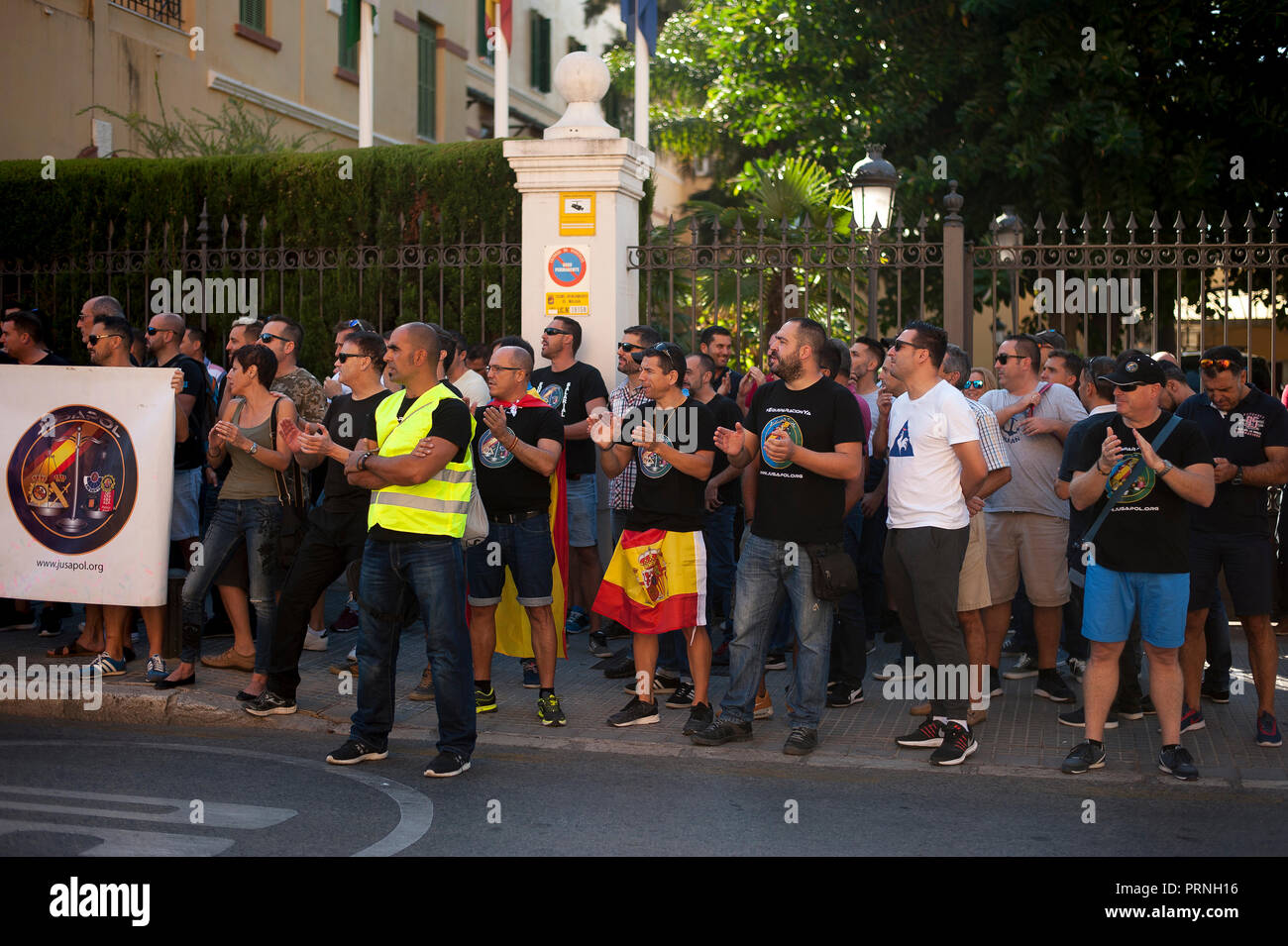 Les protestataires sont vus criant des slogans qu'ils prennent part à une manifestation à l'appui des agents de police et gardes civils attaqués par des manifestants pro indépendance pendant les affrontements à une manifestation organisée par JUSAPOL en Catalogne le 29 septembre. L'association formée par les membres de la police nationale espagnole et gardes civils, du nom JUSAPOL la demande, l'égalité des salaires pour toutes les forces de police en comparaison avec les forces de police autonomes espagnoles. Banque D'Images