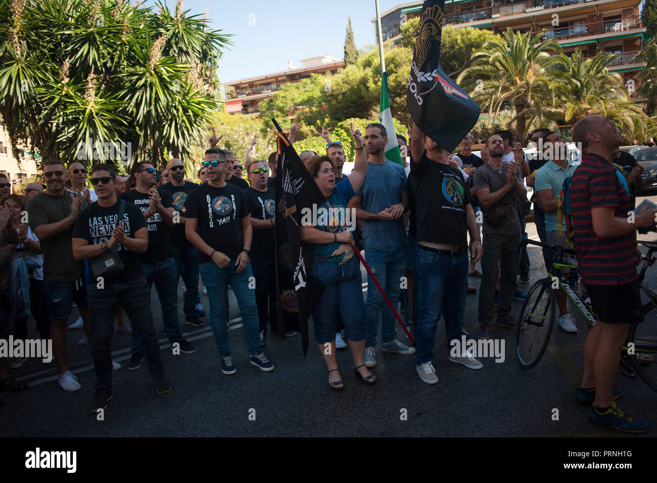 Les protestataires sont vus criant des slogans qu'ils prennent part à une manifestation à l'appui des agents de police et gardes civils attaqués par des manifestants pro indépendance pendant les affrontements à une manifestation organisée par JUSAPOL en Catalogne le 29 septembre. L'association formée par les membres de la police nationale espagnole et gardes civils, du nom JUSAPOL la demande, l'égalité des salaires pour toutes les forces de police en comparaison avec les forces de police autonomes espagnoles. Banque D'Images