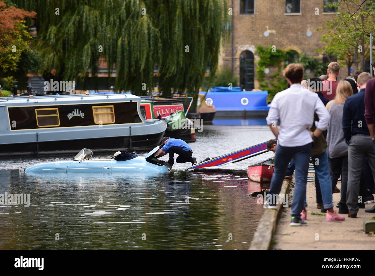 Des tentatives sont faites pour récupérer une 356 Speedster Chesil décapotable, une réplique de la Porsche 356 classique, à partir de la Regent's Canal dans le nord de Londres après avoir été frappé par un camion de livraison. Banque D'Images