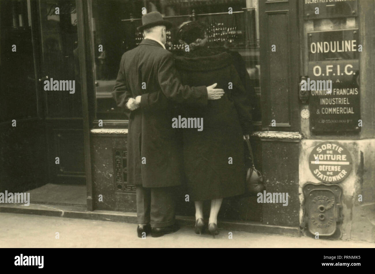Couple à la fenêtre d'une boutique de bijoux, Paris, France 1950 Photo  Stock - Alamy