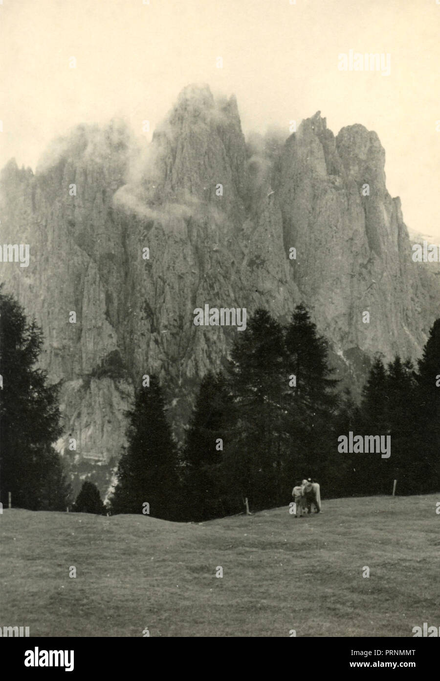Vue sur les montagnes des Dolomites, Italie 1950 Banque D'Images