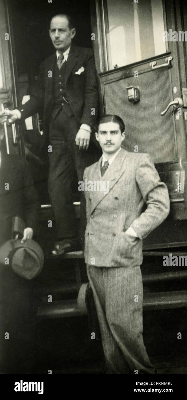 Les hommes de descendre du train, Italie 1940 Banque D'Images
