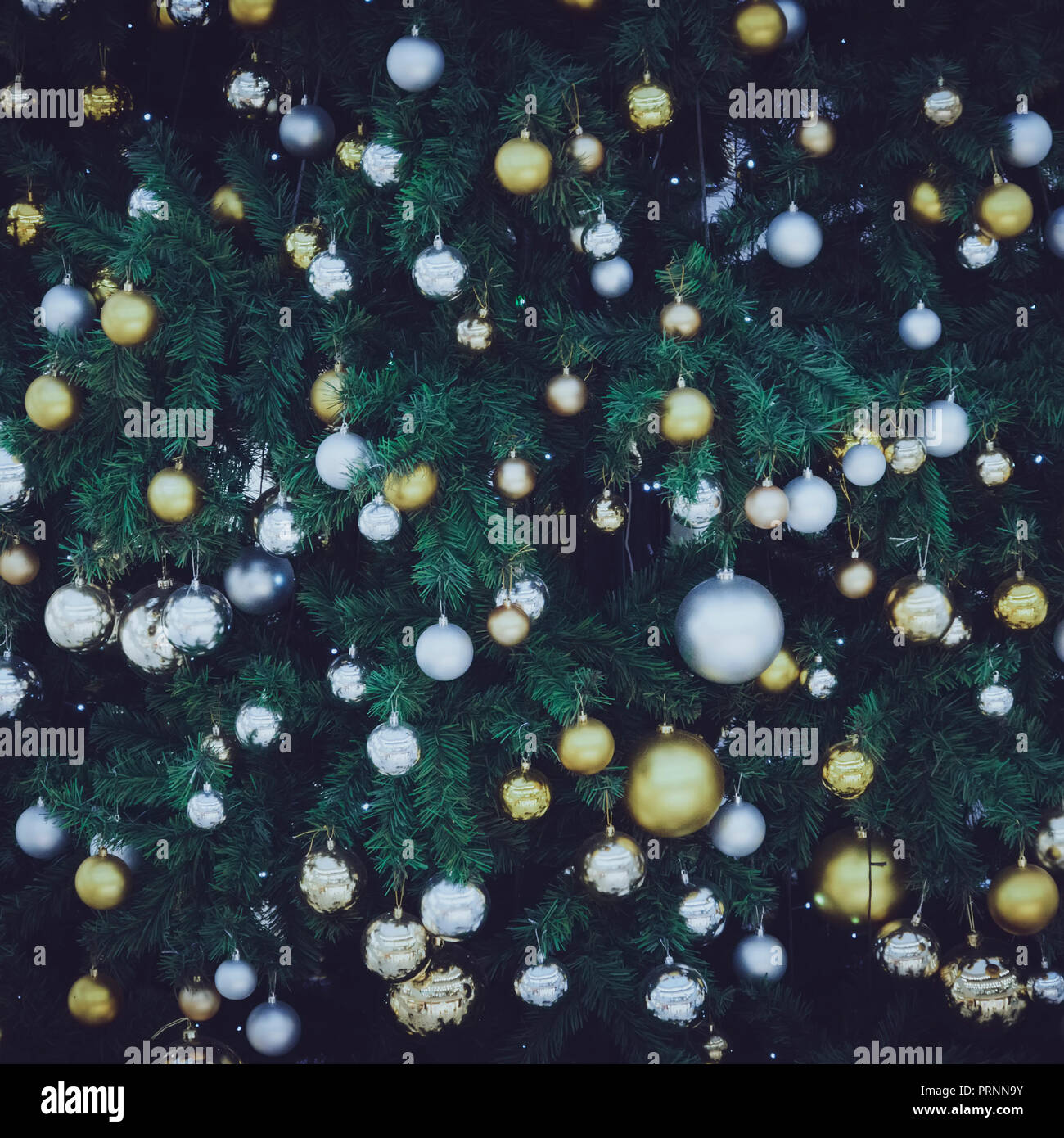 Arrière-plan de vacances de Noël. Boule d'or et d'argent suspendue à un arbre décoré. Banque D'Images