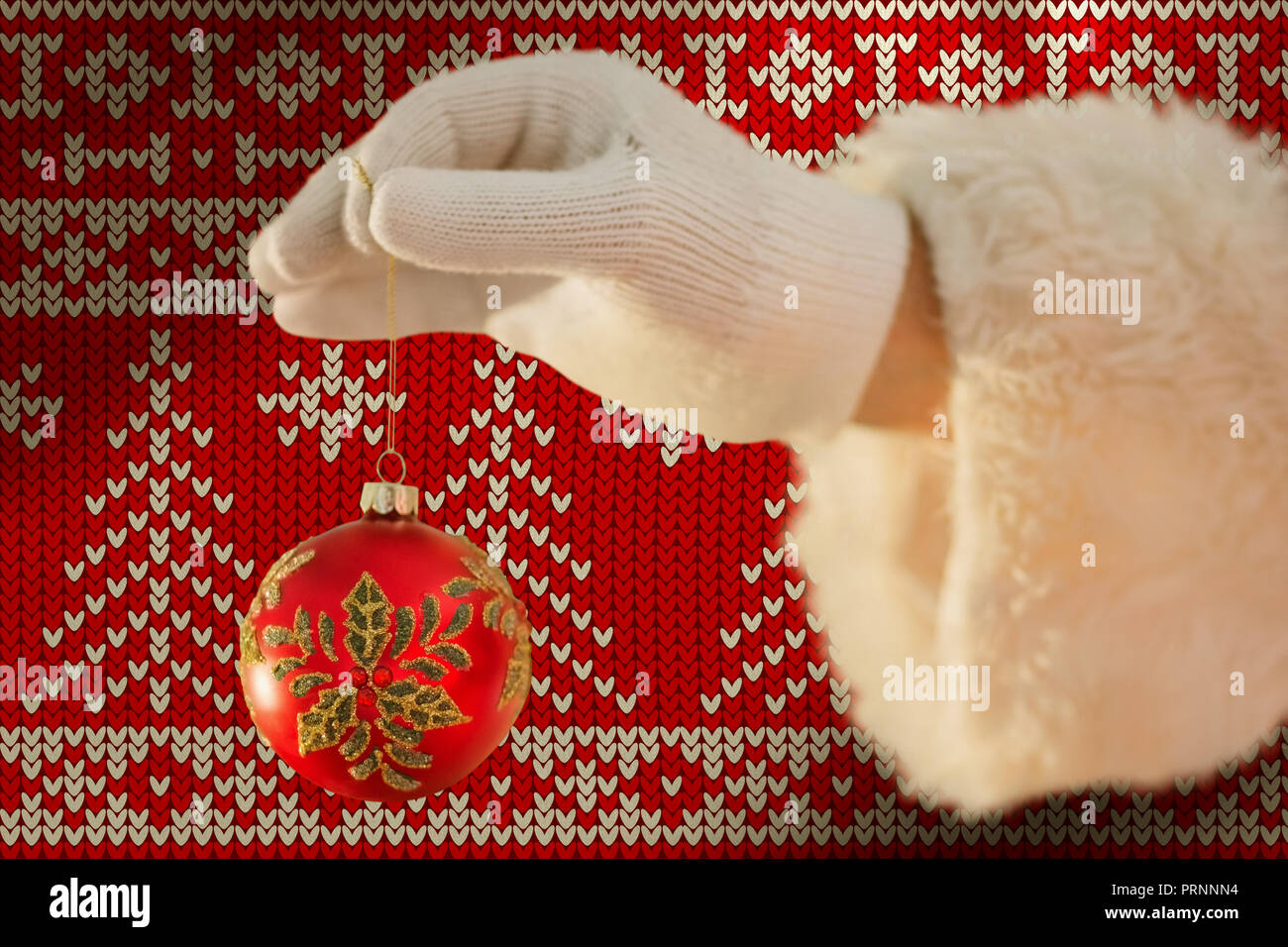 Image composite de santas main est tenant une ampoule de Noël Banque D'Images