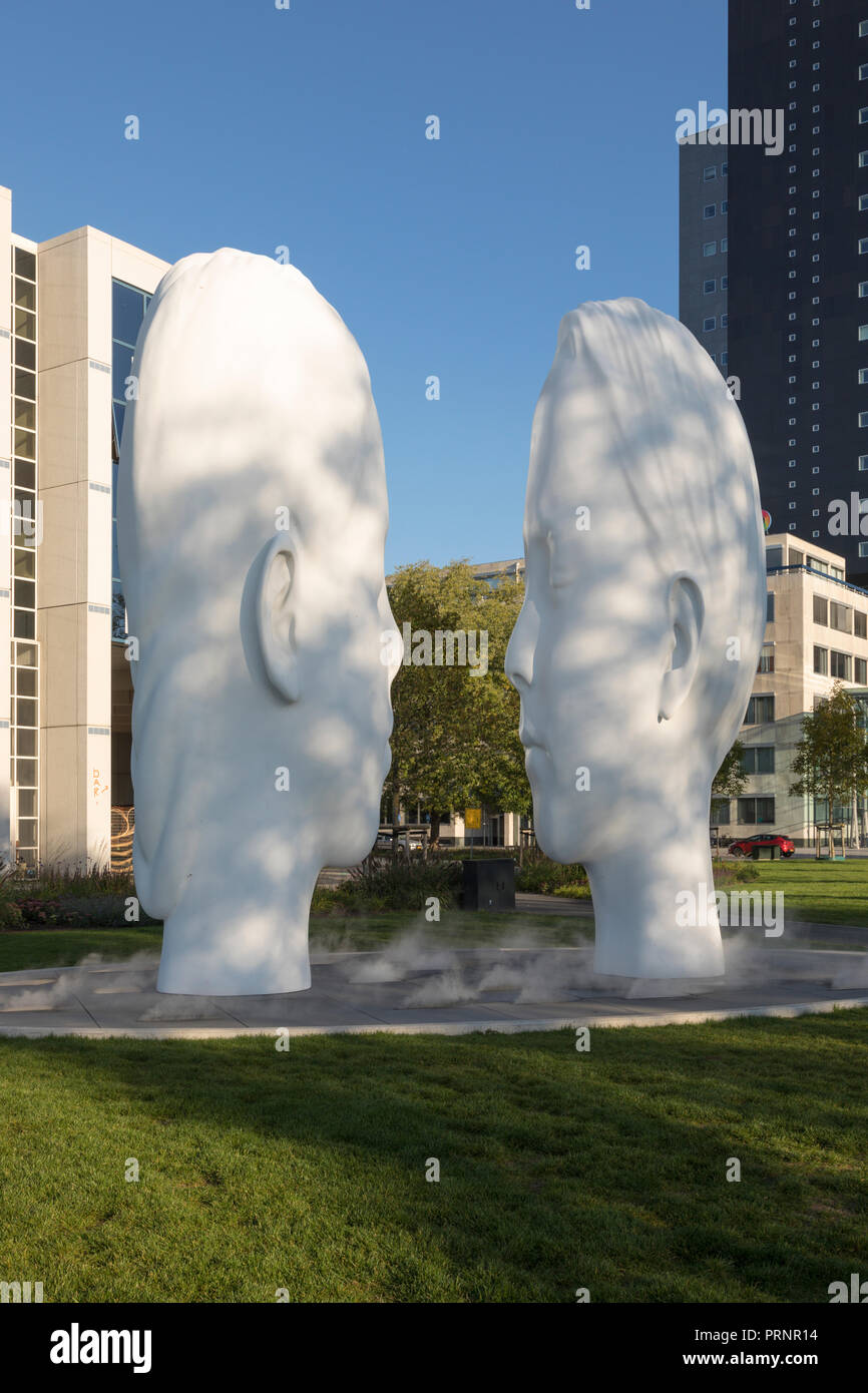 Leeuwarden, Pays-Bas - 18 septembre 2018 : 'l'amour' par Jaume Plensa. La fontaine est l'un des onze placées partout dans la province de Frise pour l'Europ Banque D'Images