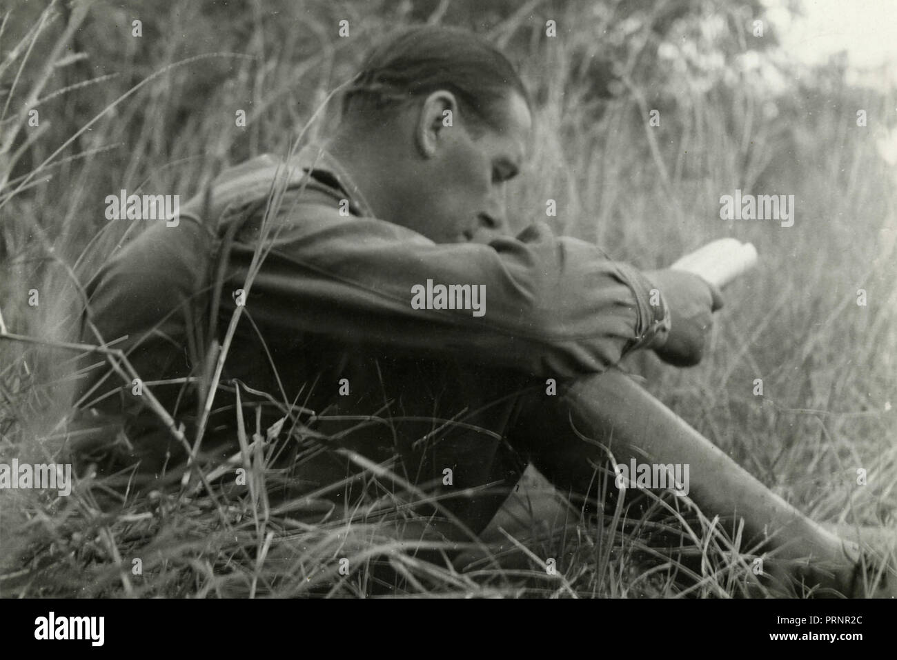 La lecture de l'homme dans le bush, Italie 1939 Banque D'Images