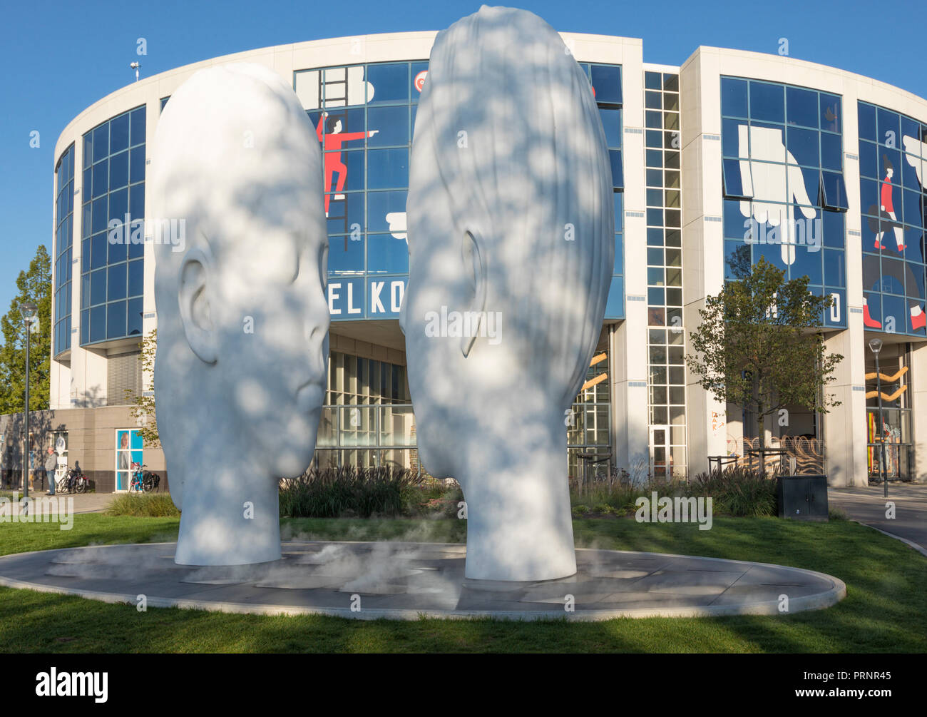 Leeuwarden, Pays-Bas - 18 septembre 2018 : 'l'amour' par Jaume Plensa. La fontaine est l'un des onze placées partout dans la province de Frise pour l'Europ Banque D'Images