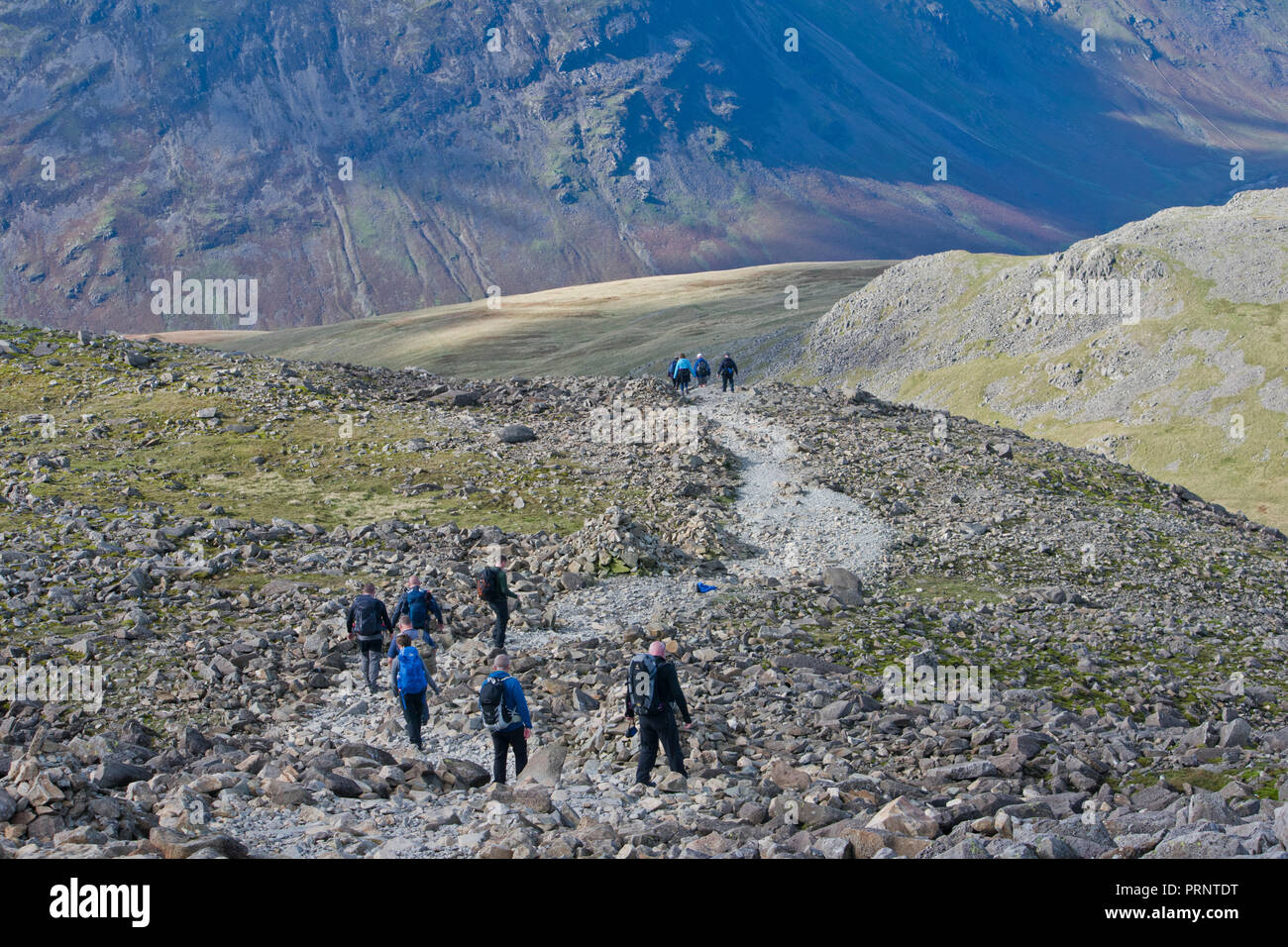 Les marcheurs en descente à partir du sommet de Scafell Pike, la plus haute montagne d'Angleterre Banque D'Images
