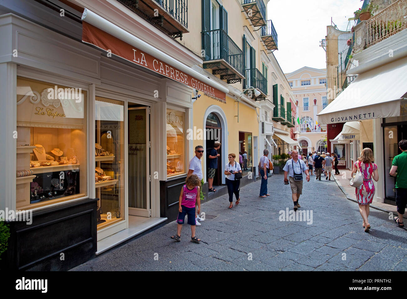 Boutiques de luxe un alley, vieille ville de l'île de Capri, le golfe de Naples, Campanie, Italie Banque D'Images