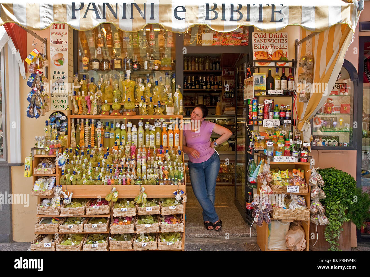 Boutique vend des spécialités locales, l'île de Capri, le golfe de Naples, Campanie, Italie Banque D'Images