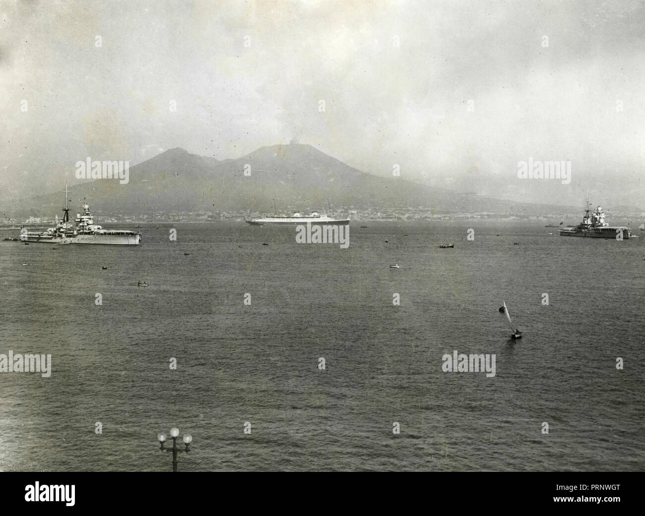 Croiseurs blindés Pola et Zara au mouillage dans la baie de Sainte-Lucie, Naples, Italie 1930 Banque D'Images