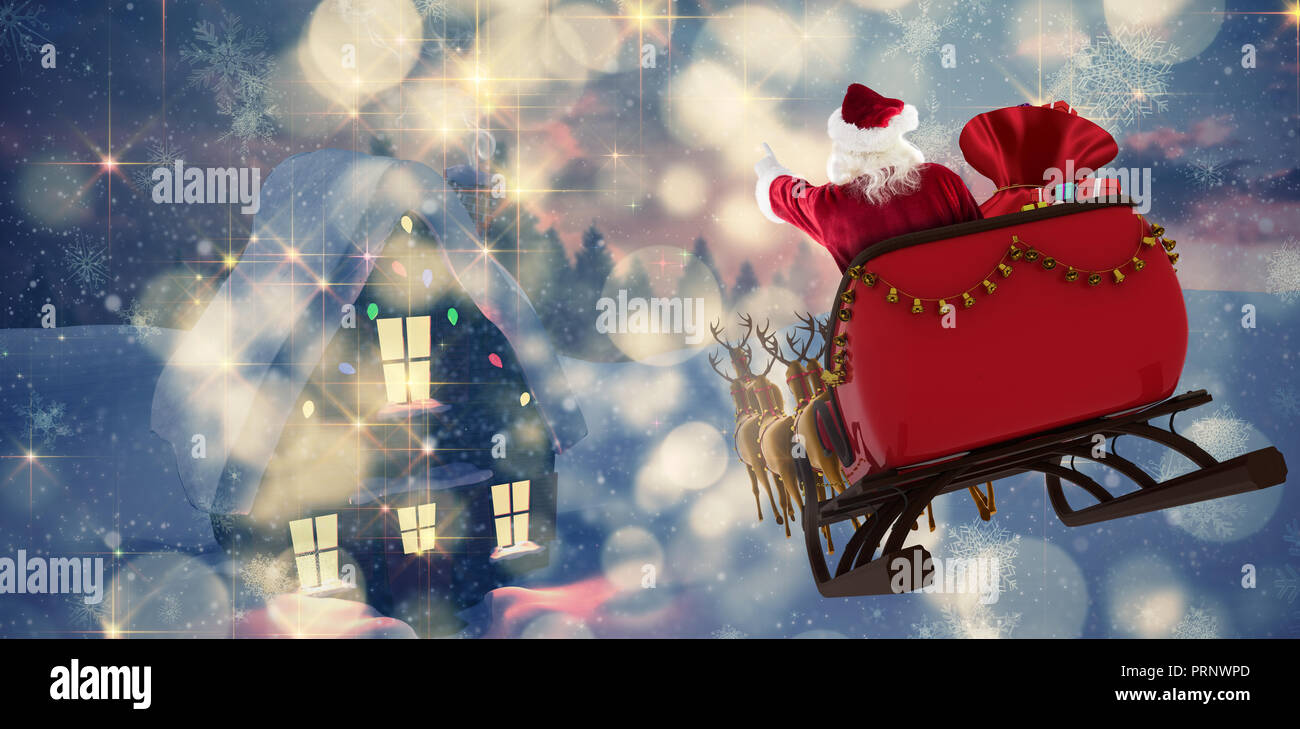 Image composite du père Noël à cheval sur un traîneau avec boîte-cadeau Banque D'Images