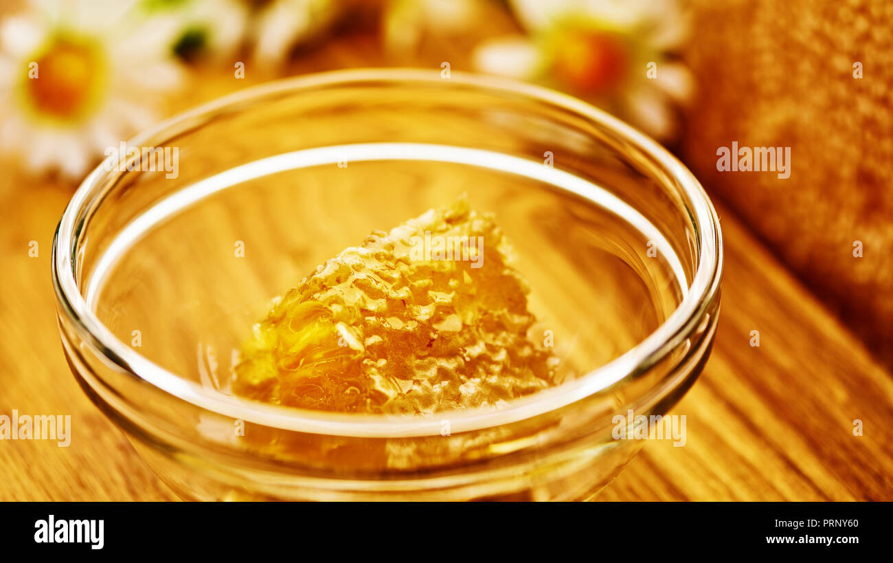 En nid d'bol en verre. Close-up de miel. Organique saine. Fond doux de dessert Banque D'Images