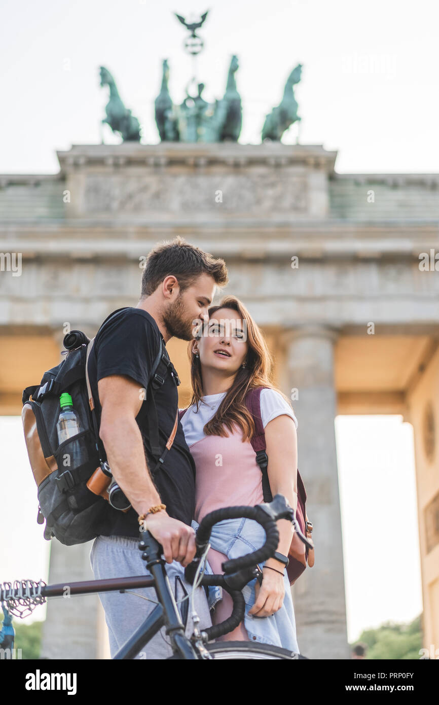 Low angle view of voyageurs avec des sacs à dos et location en face de la porte de Brandebourg à Berlin, Allemagne Banque D'Images