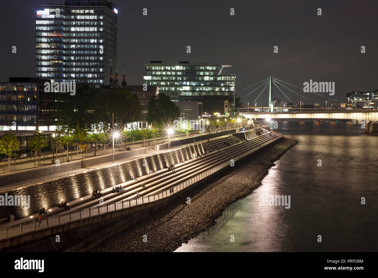 Le boulevard du Rhin dans le quartier de Deutz, le grand perron sur les rives du Rhin entre le le pont Hohenzollern et le pont Deutzer Banque D'Images