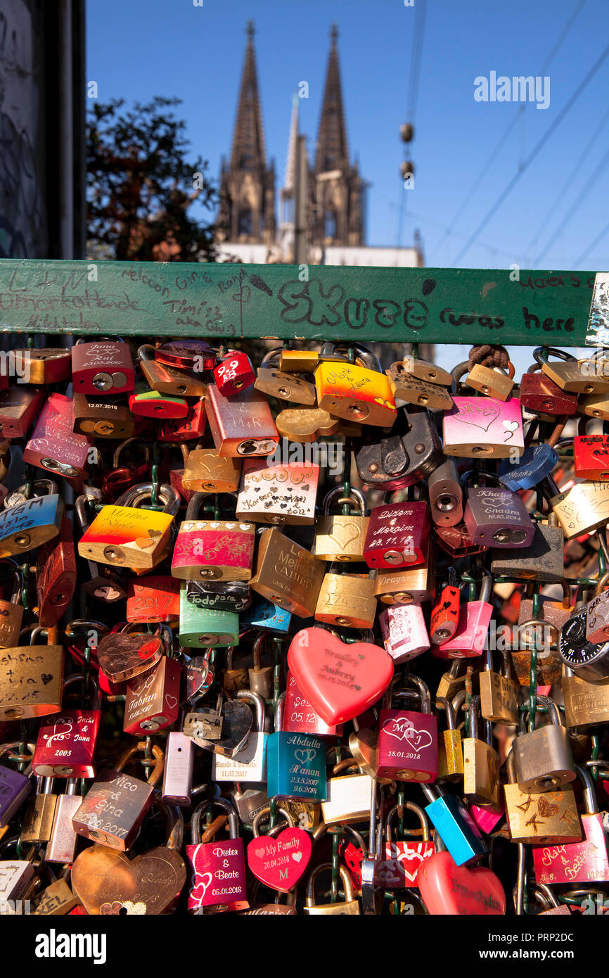 Cadenas sur la clôture du pont ferroviaire de Hohenzollern. Les jeunes couples sceller leur amour avec des cadenas gravés et jeter la clé dans le fluide en rive Banque D'Images