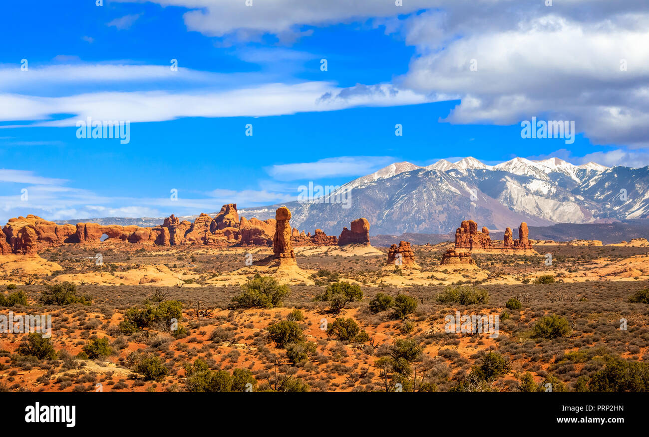 Paysage désertique avec des Montagnes La Sal et fenêtre Arch dans Arches National Park, Moab, Utah, USA Banque D'Images