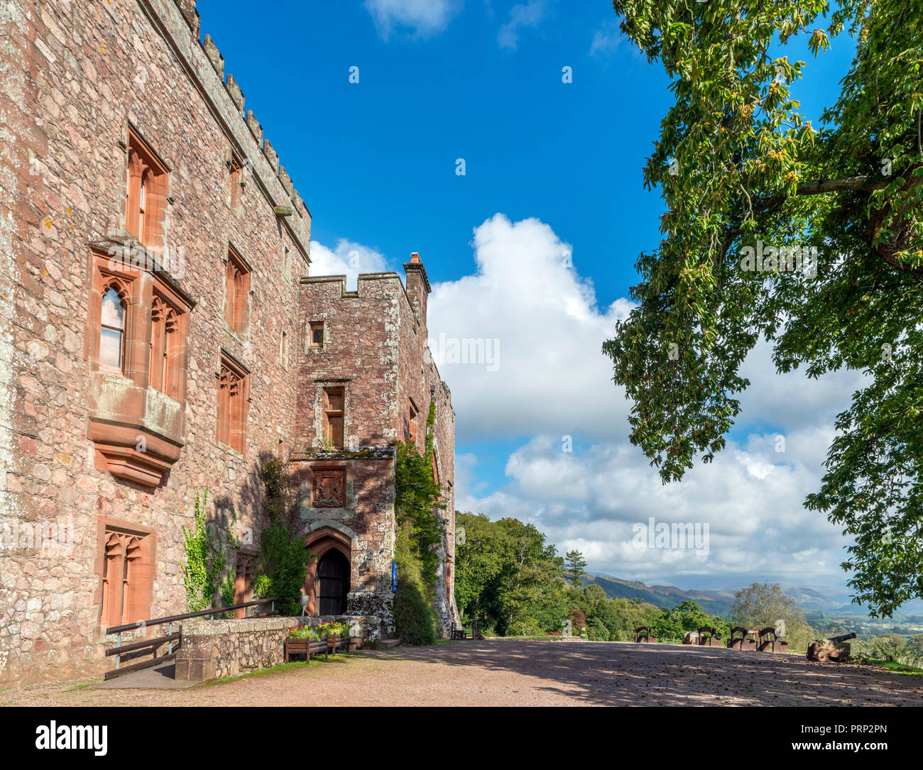 Entrée principale du château de Muncaster regardant Eskdale, Seascale, Parc National de Lake District, Cumbria, Royaume-Uni Banque D'Images