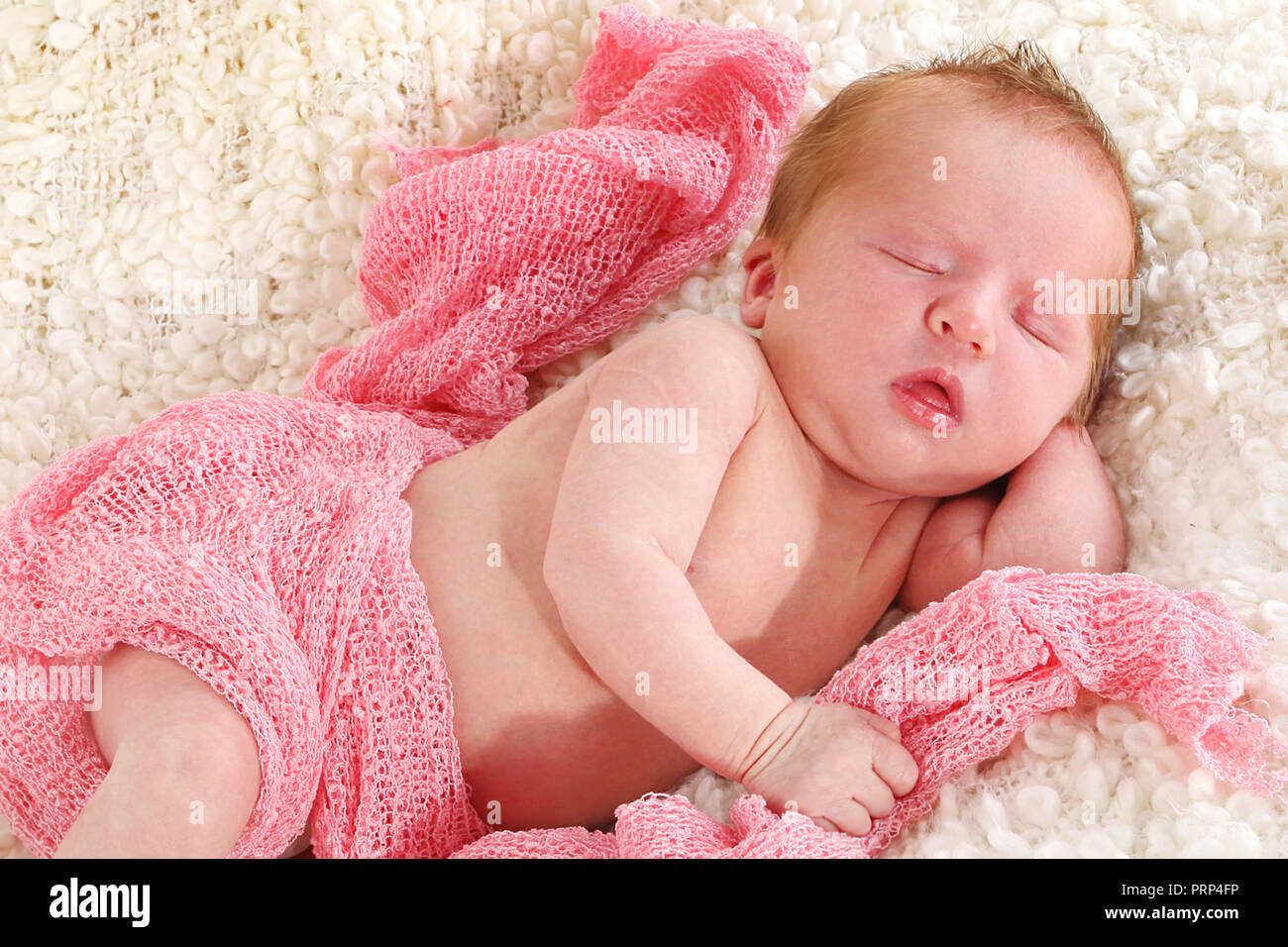 Naissance d'un bébé fille dormir, 9 jours Banque D'Images