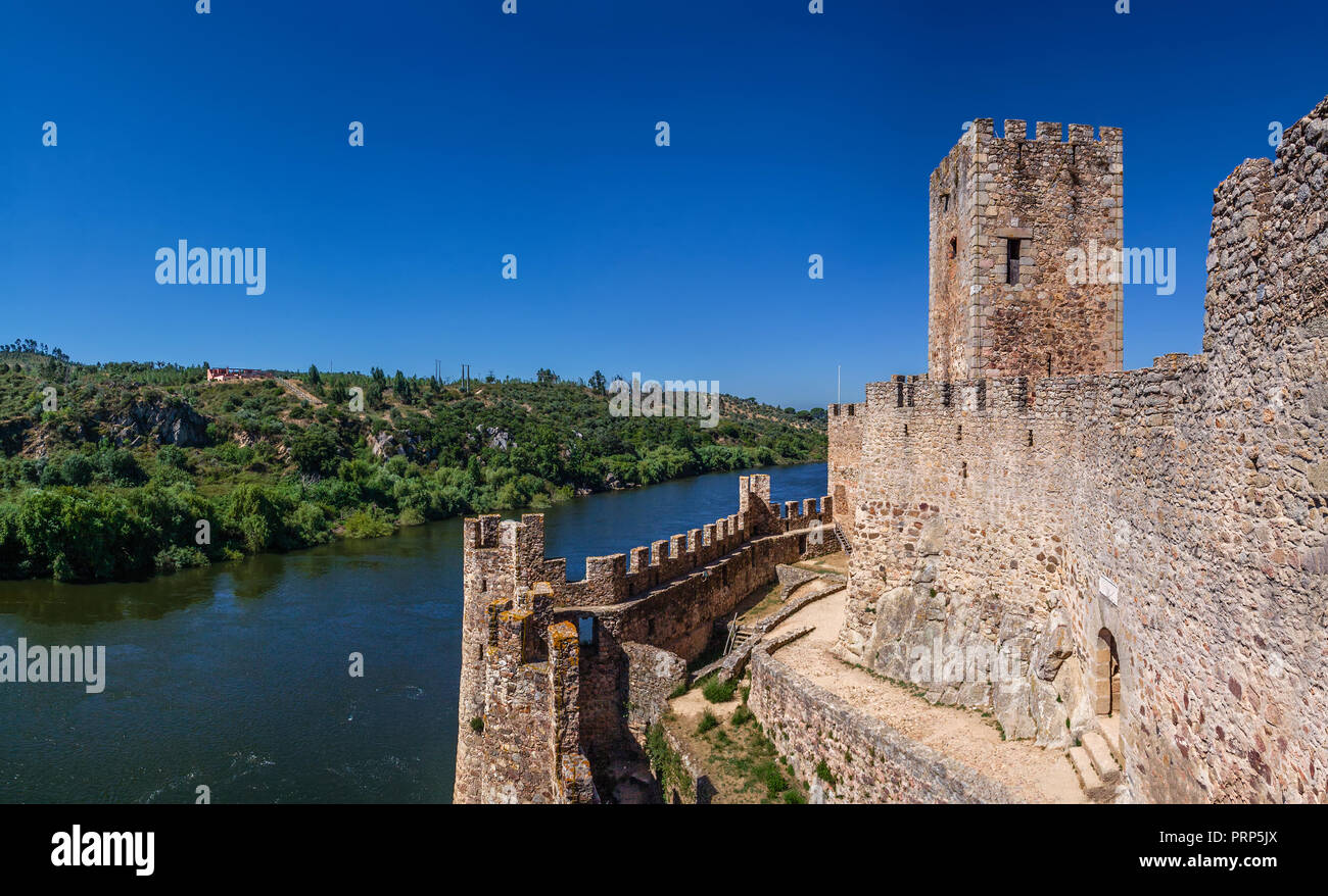 Almourol, Portugal - 18 juillet 2017 : Château de Almourol, une forteresse des Templiers construite sur une île rocheuse au milieu de tage. Almou Banque D'Images