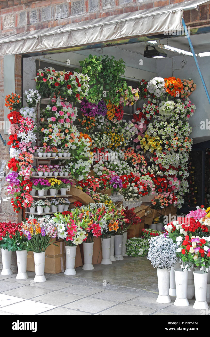 Bouquets de fleurs en plastique artificielle Decor in Flower Shop Banque D'Images