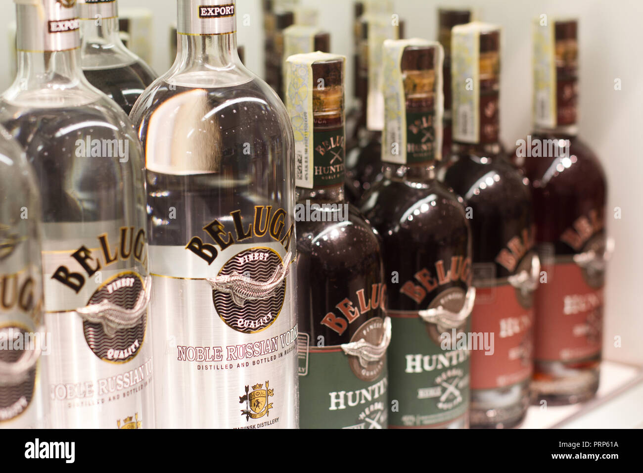 Bucarest, Roumanie - 17 juin 2018 : libre de bouteilles de vodka russe Beluga avec différentes saveurs et permanent de la conception d'étiquettes dans les rayons des supermarchés Banque D'Images