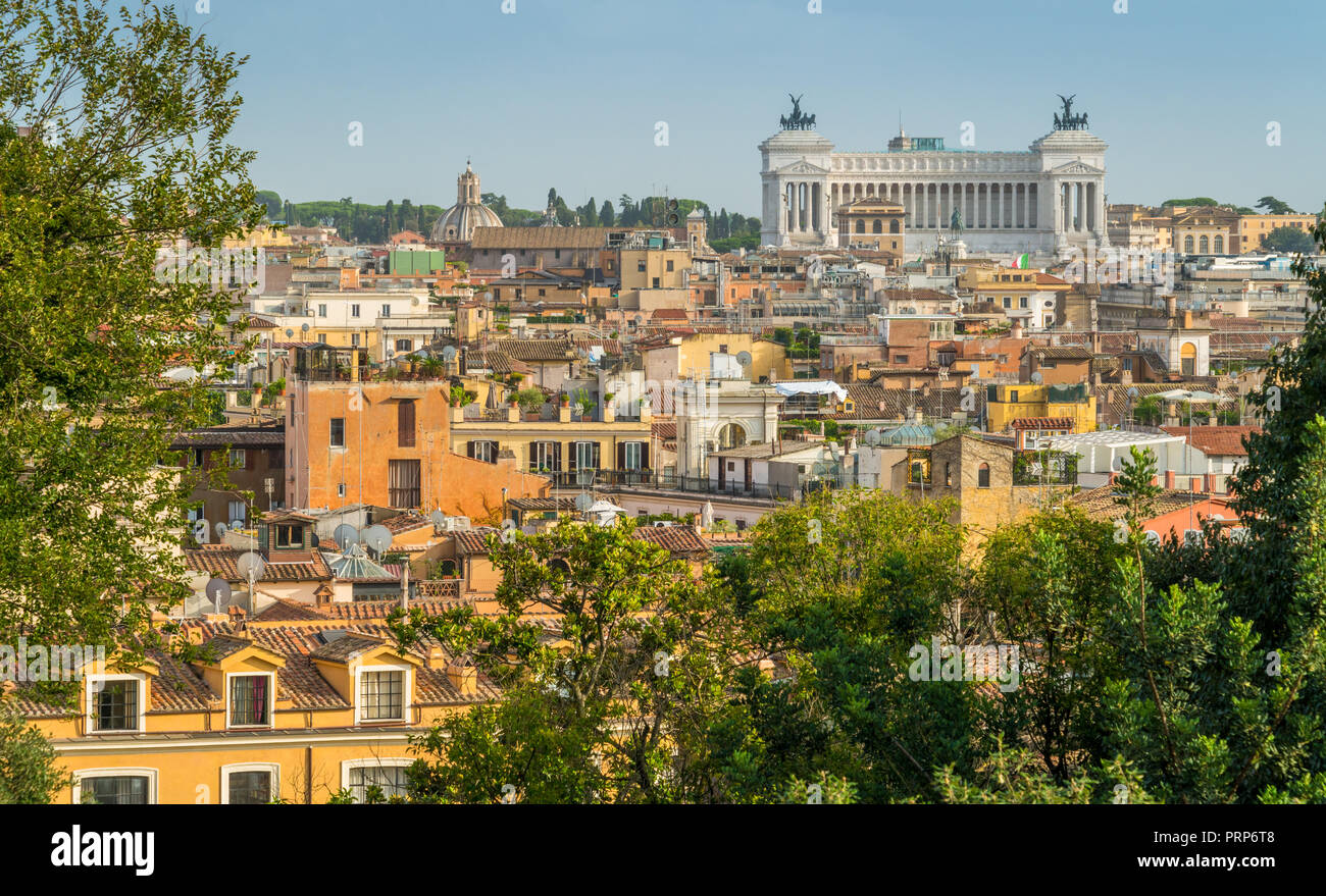 Vue panoramique de la Villa Médicis, avec le monument de Vittorio Emanuele II en arrière-plan. Rome, Italie. Banque D'Images