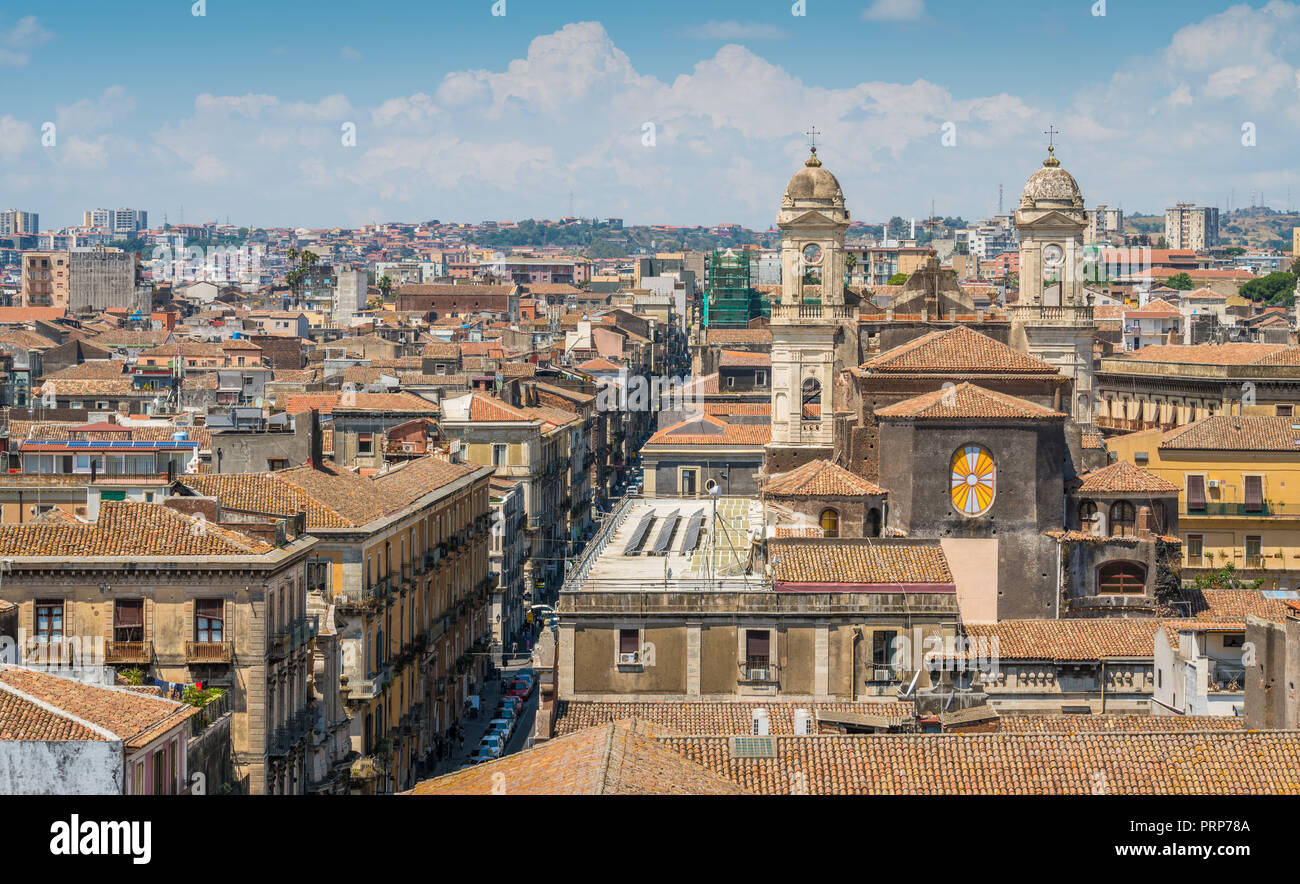 Vue panoramique à Catania à partir de la coupole de la Badia di Sant'Agata, avec l'église de Saint François d'assise d'une propreté impeccable. Sicile, Italie. Banque D'Images