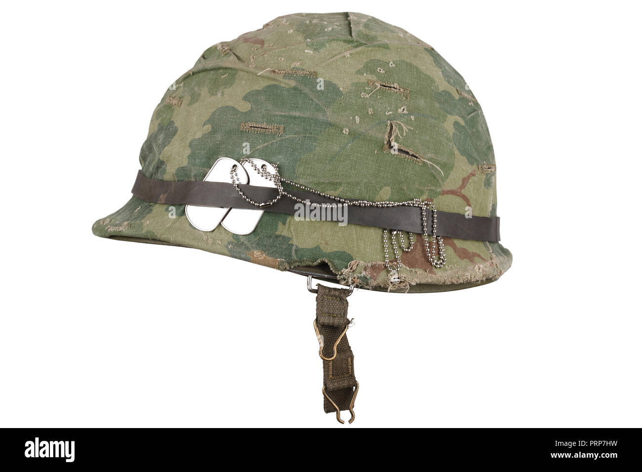 Casque de l'Armée US Vietnam guerre avec couvercle camouflage lunettes et  dog tags isolated on white Photo Stock - Alamy