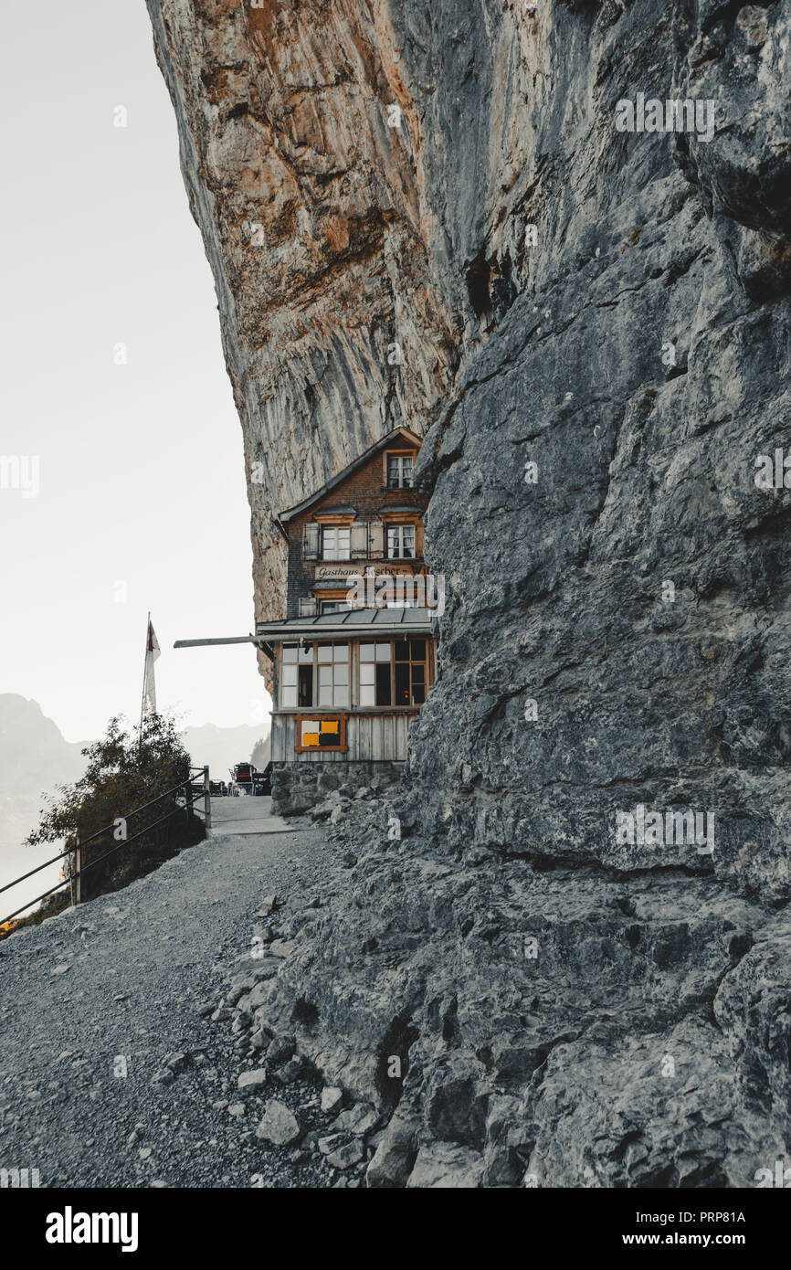 La Suisse, Edelweiss - le 27 septembre 2018 : célèbre mountain inn Aescher-Wildkirchli à l'Ebenalp cliffs Banque D'Images