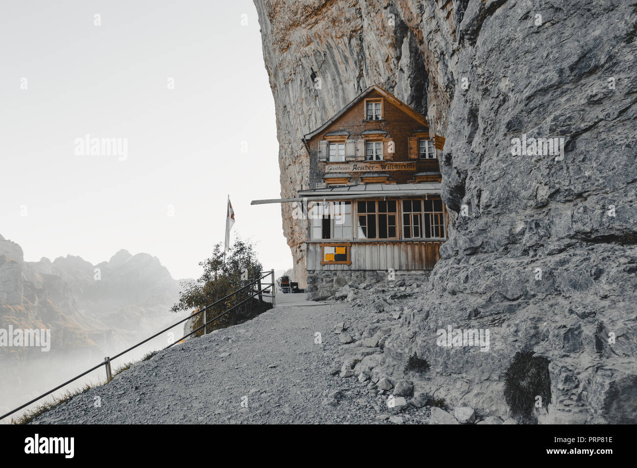 Ebenalp, Zürich, Suisse - le 27 septembre 2018 : célèbre mountain inn Aescher-Wildkirchli à l'Ebenalp cliffs Banque D'Images