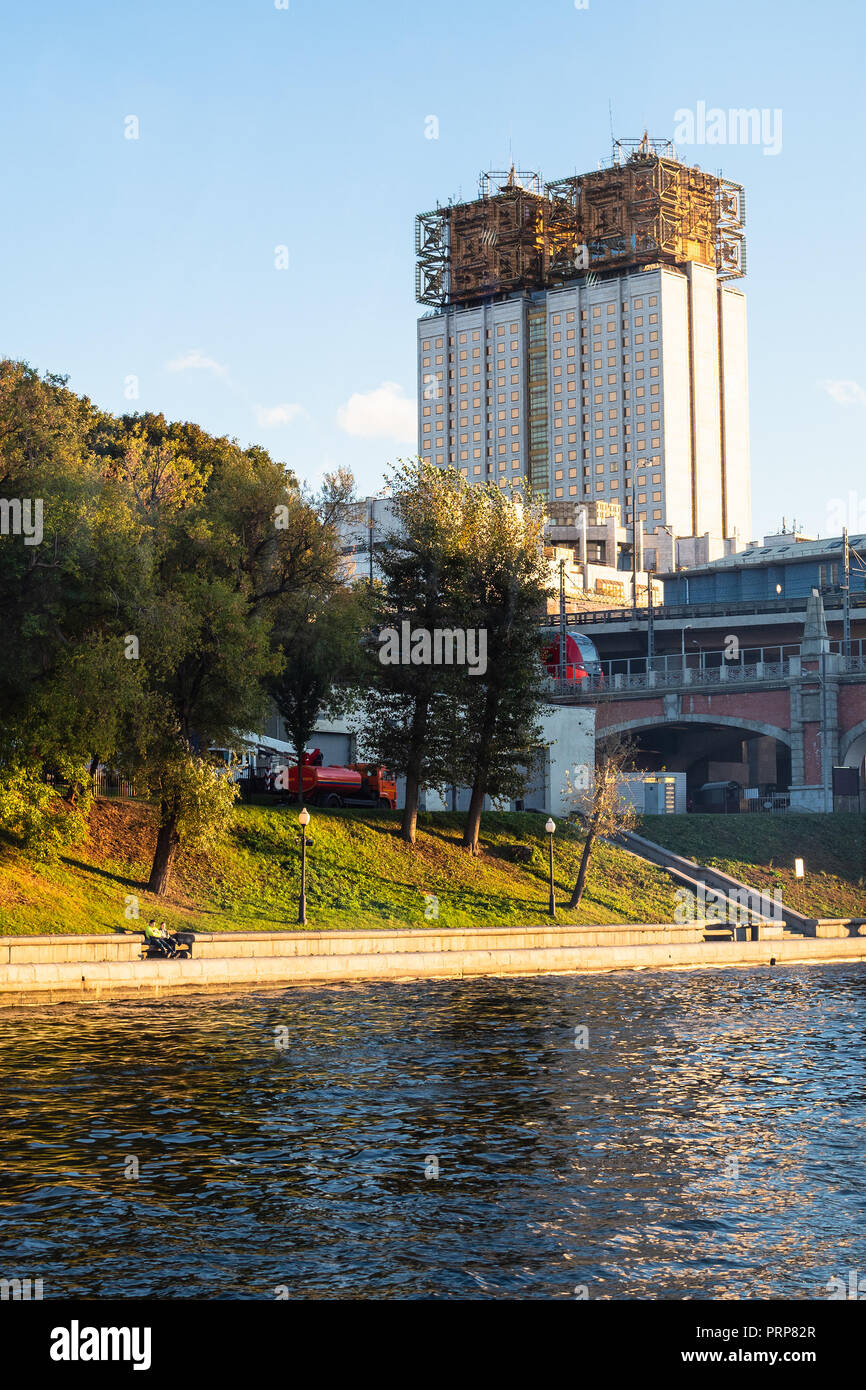 Vue sur le bâtiment du Présidium de l'Académie des Sciences de Russie et Pushkinskaya de remblai près de nouveau le Parc Gorky Pont Andreyevsky dans Mosc Banque D'Images