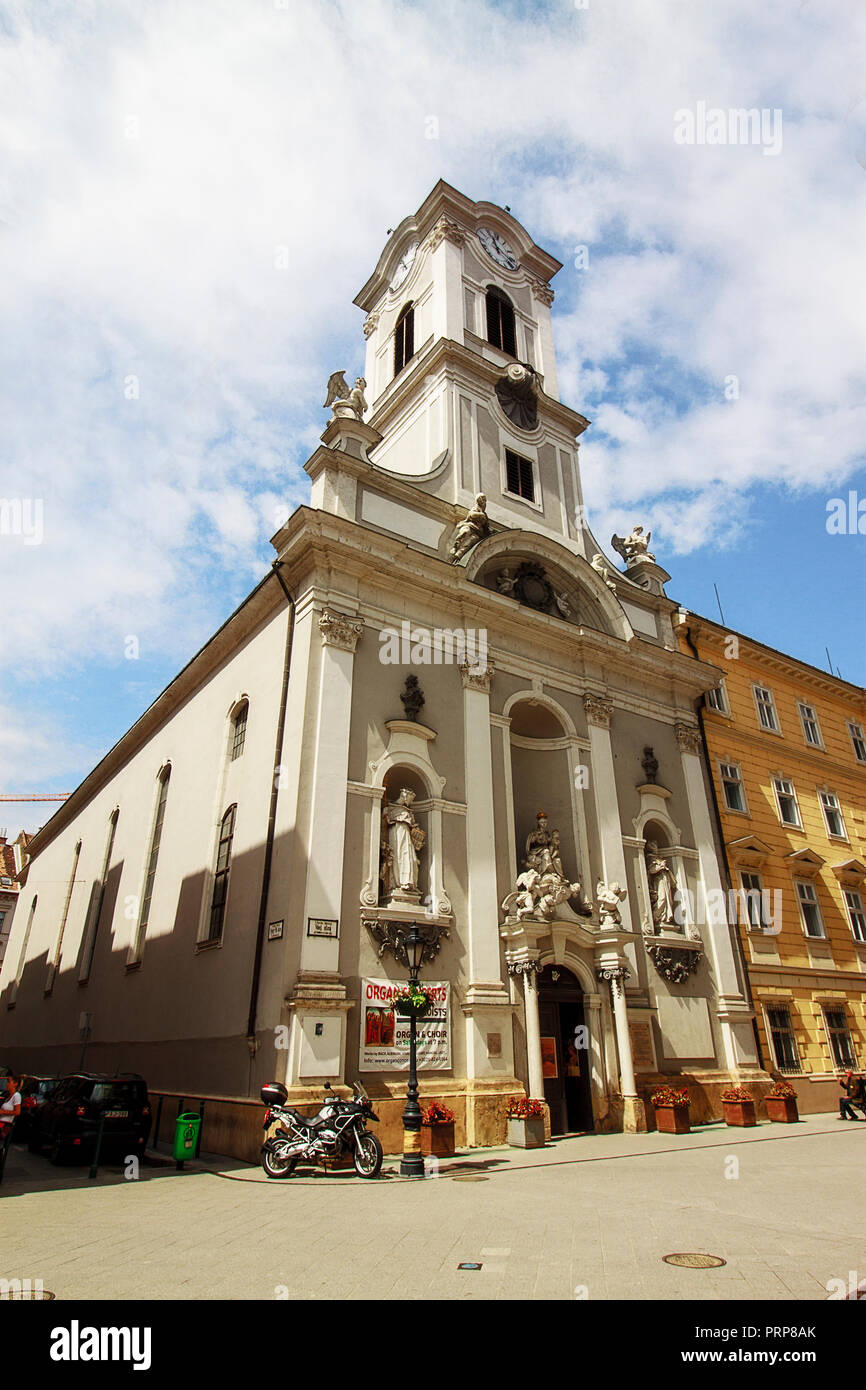 L'Église sur la rue Vaci, dans la vieille ville de Budapest, Hongrie, Europe de l'Est. Extérieur d'une église baroque. Banque D'Images