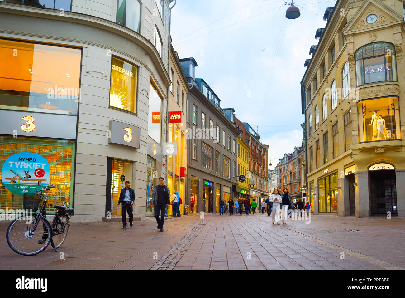 Copenhague, Danemark - 16 juin 2018 : les gens à pied par la rue Stroget - la principale rue commerçante de Copenhague. Banque D'Images