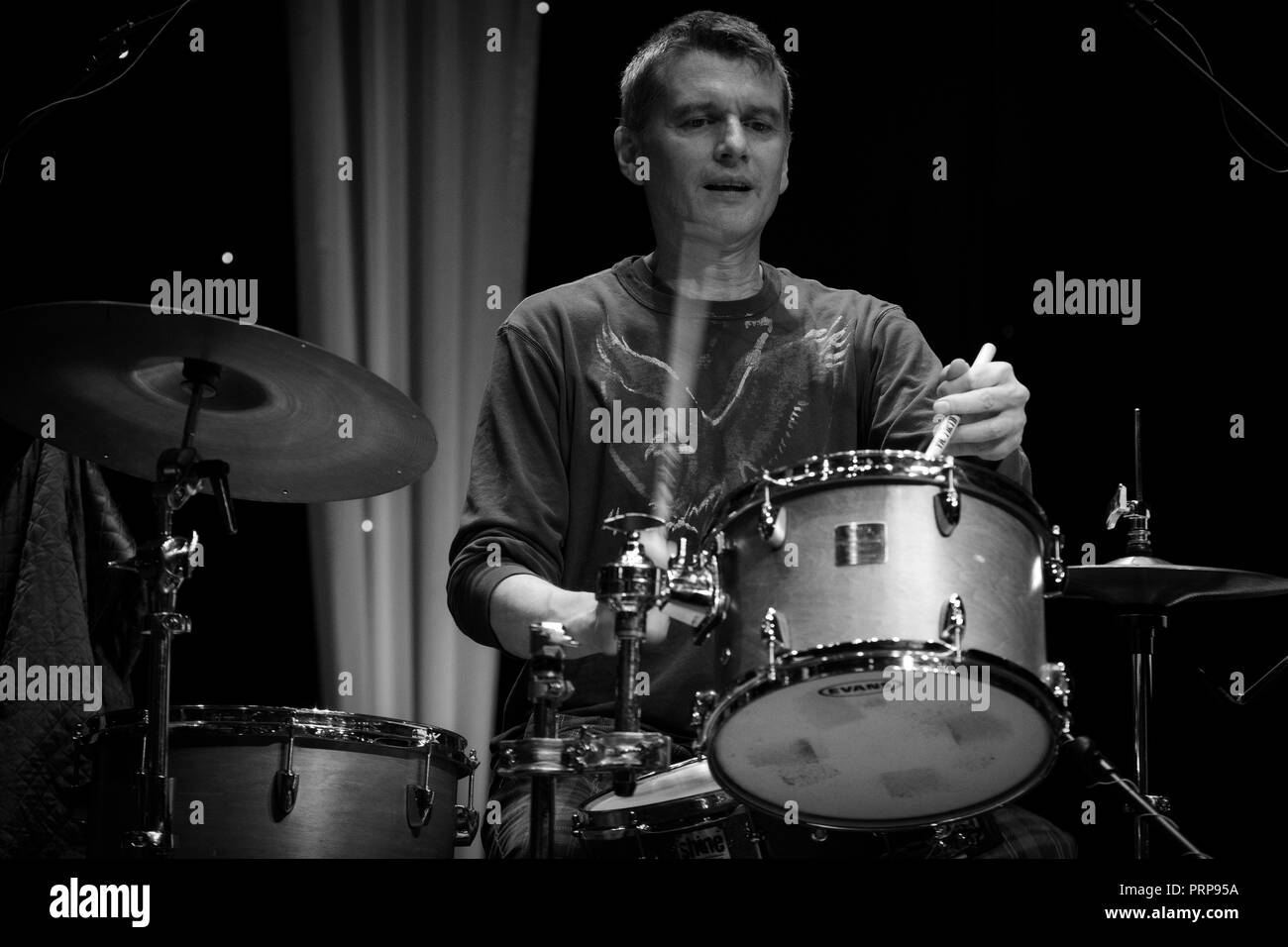 Paul Clarvis joue de la batterie avec Henry Lowther's Still Waters, Scarborough Jazz Festival 2018 Banque D'Images