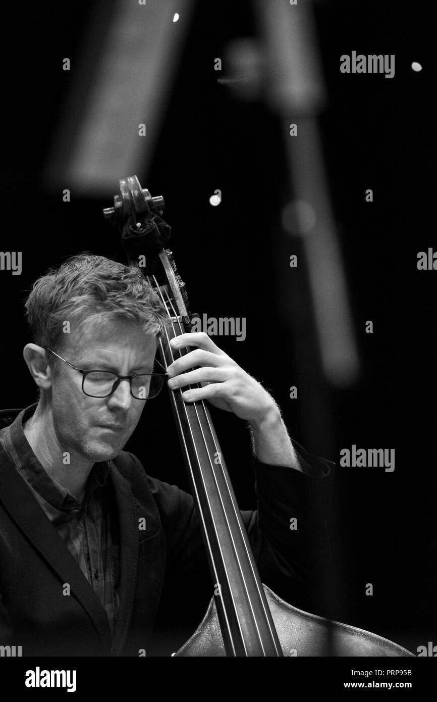 Bassiste de Jazz Adrian Knowles en solo avec 'Atlantic' Crossover Jazz Festival 2018, Scarborough Banque D'Images
