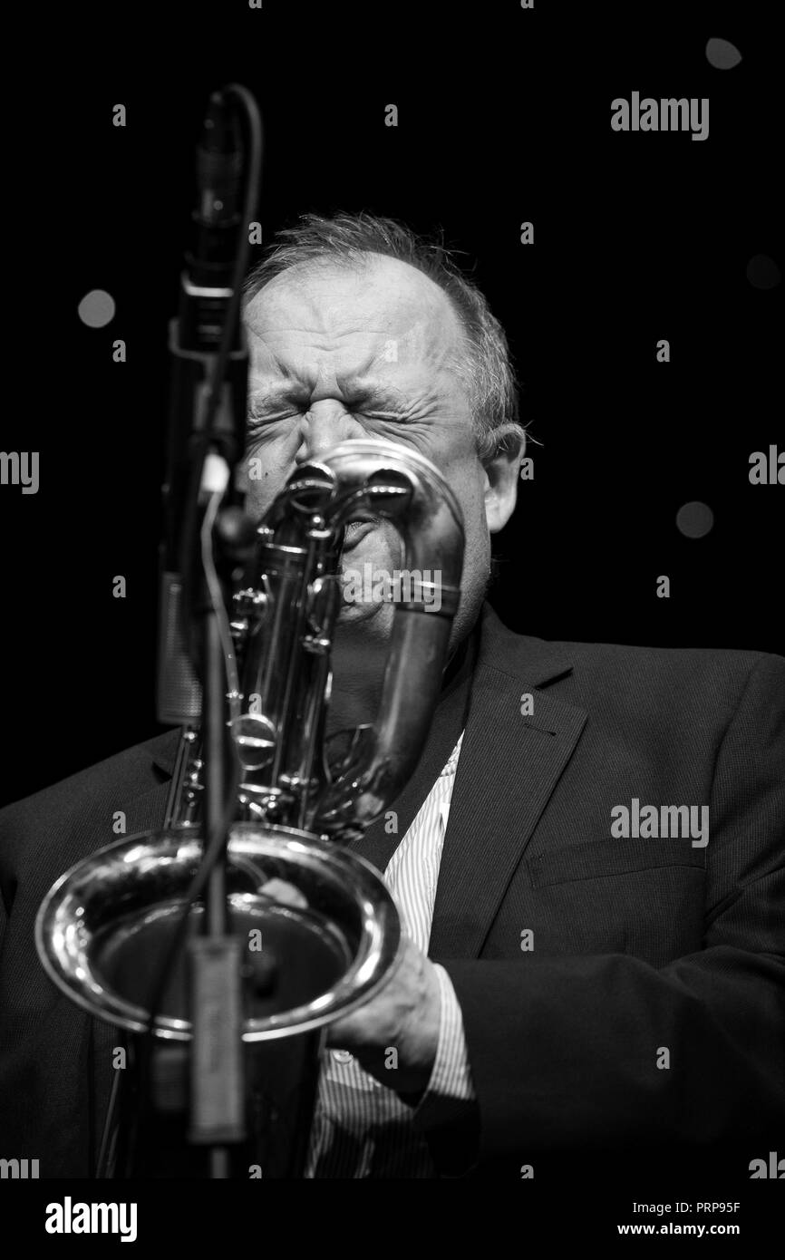 Alan Barnes joue le saxophone baryton avec son octet, Scarborough Jazz Festival 2018 Banque D'Images