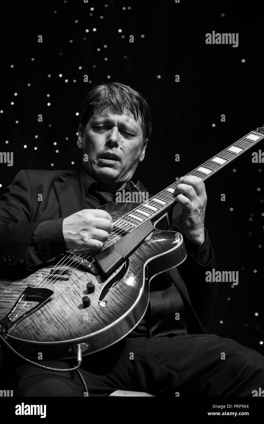 Nigel : jouer la guitare jazz avec son trio Jazz Festival 2018, Scarborough Banque D'Images
