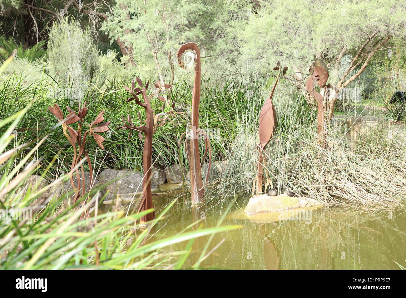 Un certain nombre de petites sculptures dans le jardin d'eau du Jardin botanique de l'ouest de l'Australie, Perth en tant que points focaux et jardin d'eau. Banque D'Images