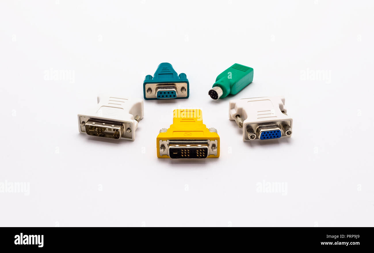 Adaptateur vidéo pour l'ordinateur et l'adaptateur pour la souris et le clavier. Isolé sur un fond blanc avec un chemin de détourage. Banque D'Images