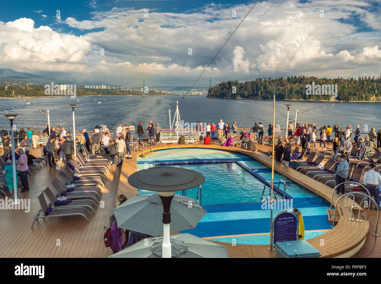 Les passagers des bateaux de croisière sur le pont Lido extérieur arrière à côté de la mer intérieure de l'Holland America Volendam, car il met les voiles à partir de Vancouver, Colombie-Britannique, Canada en route pour l'Alaska, USA. Banque D'Images