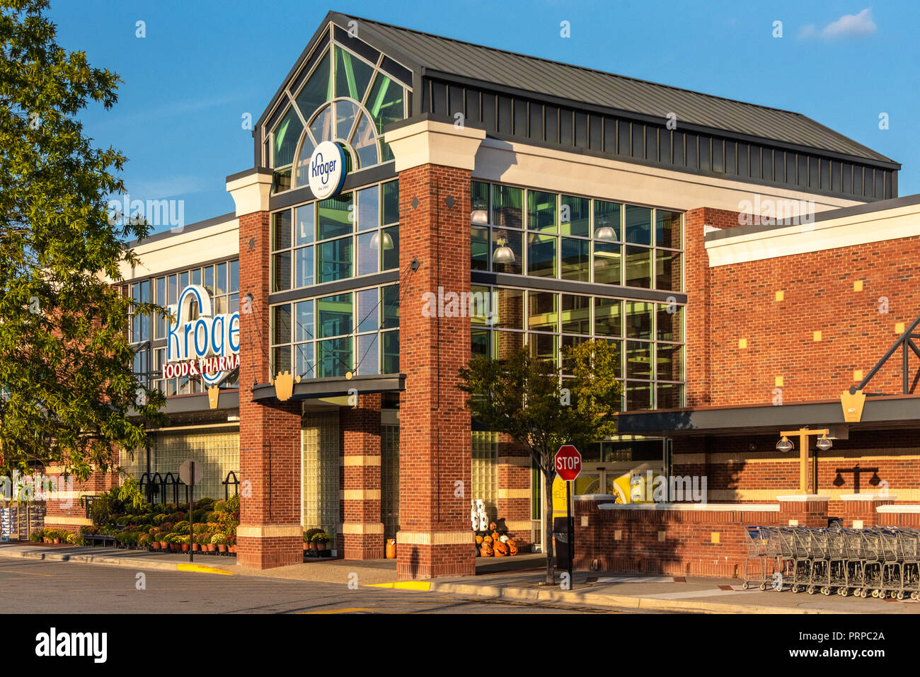 Restauration et Kroger Pharmacy store dans la région métropolitaine d'Atlanta, Géorgie. Kroger est la plus grande chaîne de supermarchés en termes de revenu annuel. (USA) Banque D'Images